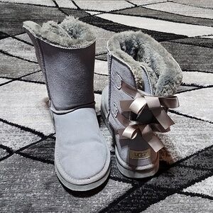 UGG GRAY CLASSIC SHORT SHEEPSKIN LINED BAILEY BOW BOOTS SIZE 9